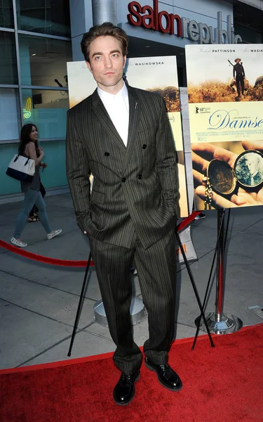 Robert Pattinson Los Angeles Premiéra Děvečka Koná Arclight Cinemas Hollywoodu — Stock fotografie