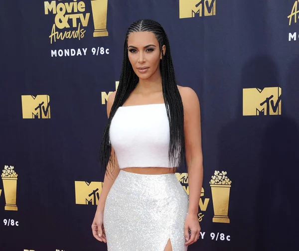 Kardashian는 2018 비디오 영화와 시상식에서 2018 모니카 미국에서 벗기는 격납고에서 — 스톡 사진