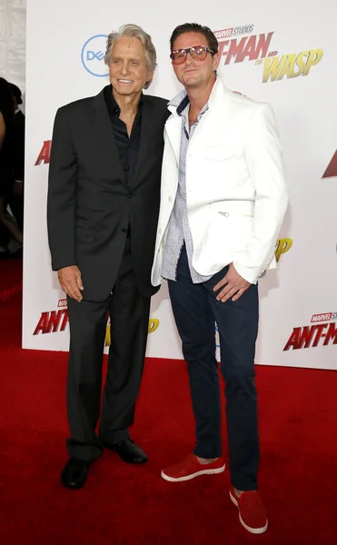 Michael Douglas Und Cameron Douglas Bei Der Los Angeles Premiere — Stockfoto