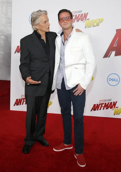 マイケル ダグラスとキャメロン ダグラス ロサンゼルスでプレミア Ant 男とワスプ 2018 日にアメリカのハリウッドのエル キャピタン劇場で開催の — ストック写真