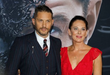 'Zehir Regency köyü tiyatro Westwood, ABD'de 1 Ekim 2018 düzenlenen' in Tom Hardy ve Kelly Marcel at Los Angeles premiere.