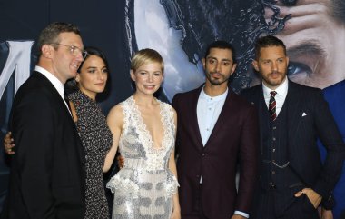 'Zehir Regency köyü tiyatro Westwood, ABD'de 1 Ekim 2018 düzenlenen' in Ruben Fleischer, Riz Ahmed, Jenny kayrak, Tom Hardy ve Michelle Williams, Los Angeles premiere.