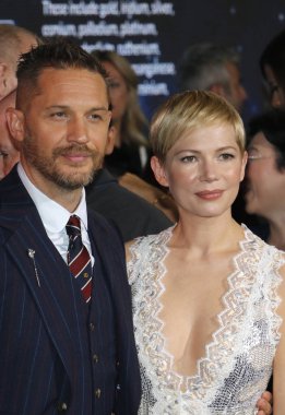 'Zehir Regency köyü tiyatro Westwood, ABD'de 1 Ekim 2018 düzenlenen' in Tom Hardy ve Michelle Williams, Los Angeles premiere.