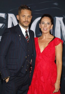 'Zehir Regency köyü tiyatro Westwood, ABD'de 1 Ekim 2018 düzenlenen' in Tom Hardy ve Kelly Marcel at Los Angeles premiere.