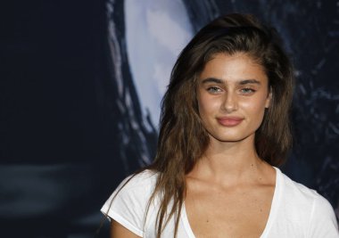 Taylor Hill adlı Los Angeles premiere 'zehir Regency köyü tiyatro Westwood, ABD'de 1 Ekim 2018 düzenlenen' in.