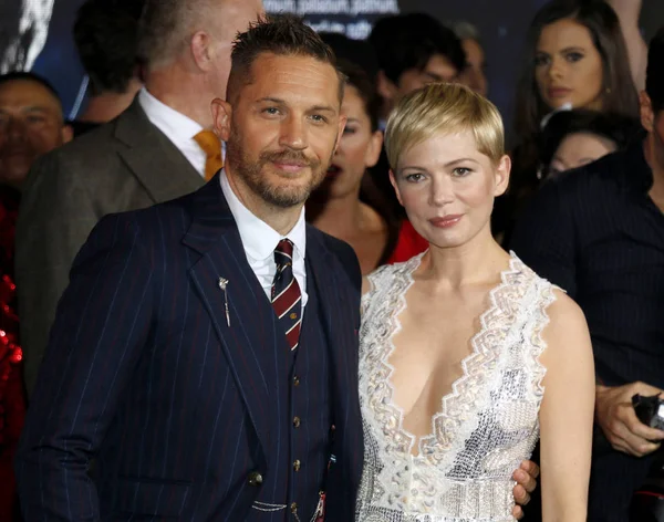 'Zehir Regency köyü tiyatro Westwood, ABD'de 1 Ekim 2018 düzenlenen' in Tom Hardy ve Michelle Williams, Los Angeles premiere.