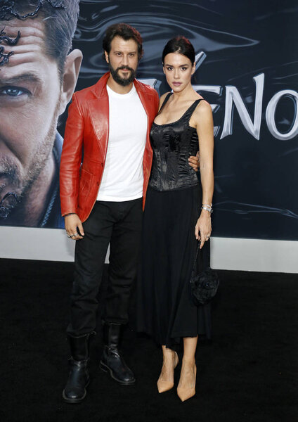 Стефан Капичич и Ивана Хорват на премьере фильма "Веном" в Лос-Анджелесе, состоявшейся 1 октября 2018 года в театре Regency Village в Вествуде, США
.