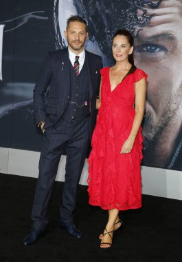 'Zehir Regency köyü tiyatro Westwood, ABD'de 1 Ekim 2018 düzenlenen' in Tom Hardy ve Kelly Marcel at Los Angeles premiere.