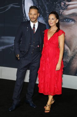 'Zehir Regency köyü tiyatro Westwood, ABD'de 1 Ekim 2018 düzenlenen' in Tom Hardy ve Kelly Marcel at Los Angeles premiere.