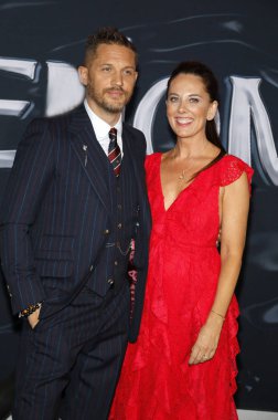 'Zehir Regency köyü tiyatro Westwood, ABD'de 1 Ekim 2018 düzenlenen' in Tom Hardy ve Kelly Marcel at Los Angeles premiere.