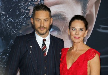 'Zehir Regency köyü tiyatro Westwood, ABD'de 1 Ekim 2018 düzenlenen' in Tom Hardy ve Kelly Marcel at Los Angeles premiere.