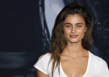 'zehir Regency köyü tiyatro Westwood, ABD'de 1 Ekim 2018 düzenlenen' Los Angeles galasında Taylor Hill model.