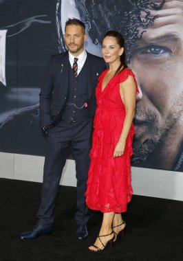 'Zehir Regency köyü tiyatro Westwood, ABD'de 1 Ekim 2018 düzenlenen' in Tom Hardy ve Kelly Marcel at Los Angeles premiere.