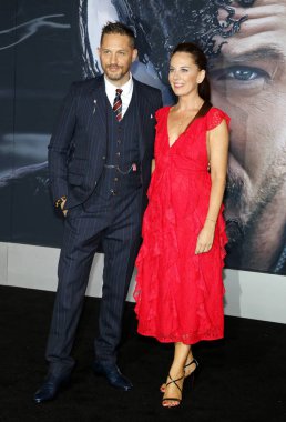 'Zehir Regency köyü tiyatro Westwood, ABD'de 1 Ekim 2018 düzenlenen' in Tom Hardy ve Kelly Marcel at Los Angeles premiere.