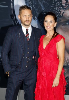 'Zehir Regency köyü tiyatro Westwood, ABD'de 1 Ekim 2018 düzenlenen' in Tom Hardy ve Kelly Marcel at Los Angeles premiere.