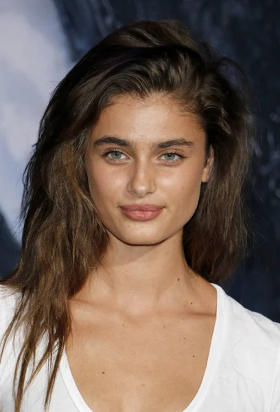 Model Taylor Hill Los Angeles Premiere Venom Held Regency Village — Stock Photo, Image