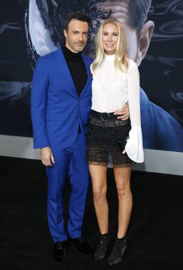 'Zehir Regency köyü tiyatro Westwood, ABD'de 1 Ekim 2018 düzenlenen' in Reid Scott ve Elisabeth Keller, Los Angeles premiere.