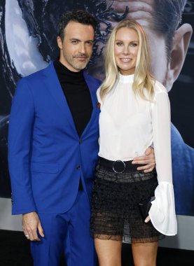 'Zehir Regency köyü tiyatro Westwood, ABD'de 1 Ekim 2018 düzenlenen' in Reid Scott ve Elisabeth Keller, Los Angeles premiere.