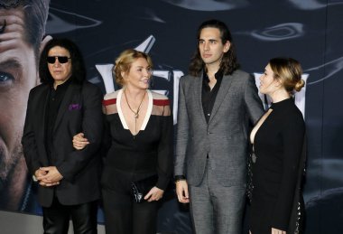 'Zehir Regency köyü tiyatro Westwood, ABD'de 1 Ekim 2018 düzenlenen' in Gene Simmons, Shannon Tweed, Nick Simmons ve Sophie Simmons, Los Angeles premiere.