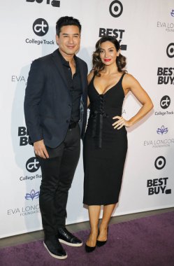 Mario Lopez ve Courtney Laine Mazza Eva Longoria Vakfı yemek töreni'nde Four Seasons Hotel Beverly Hills, ABD 8 Kasım 2018 düzenlenen.