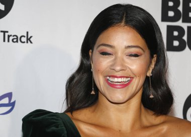 Gina Rodriguez, 8 Kasım 2018 'de Beverly Hills, ABD' deki Four Seasons Otel 'de düzenlenen Eva Longoria Vakfı Akşam Yemeği Galasında..