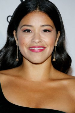 Gina Rodriguez, 8 Kasım 2018 'de Beverly Hills, ABD' deki Four Seasons Otel 'de düzenlenen Eva Longoria Vakfı Akşam Yemeği Galasında..