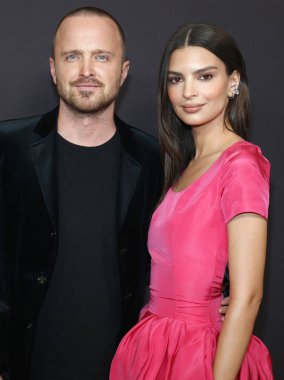 '4 Kasım 2018 üzerinde West Hollywood, ABD Londra Otel'inde düzenlenen eve hoşgeldin' in Aaron Paul ve Emily Ratajkowski, Los Angeles premiere.