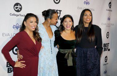 8 Kasım 2018 Four Seasons Hotel Beverly Hills, ABD aktris Eva Longoria, Zoe Saldana, Gina Rodriguez ve Rosario Dawson Eva Longoria Vakfı yemek töreni'nde düzenlenen.