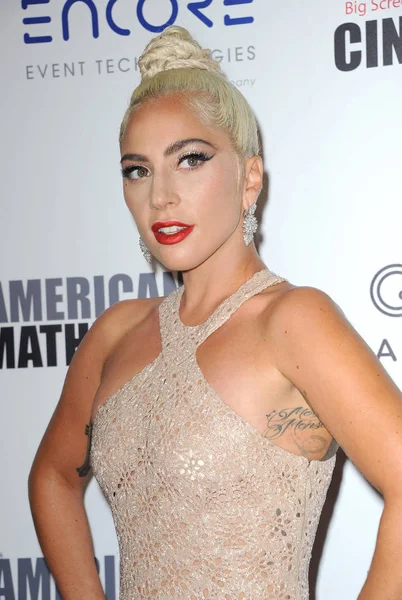 Lady Gaga Στο 32Ο Αμερικανική Cinematheque Βραβείο Παρουσίασης Τιμώντας Μπράντλεϊ — Φωτογραφία Αρχείου