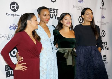 8 Kasım 2018 Four Seasons Hotel Beverly Hills, ABD aktris Eva Longoria, Zoe Saldana, Gina Rodriguez ve Rosario Dawson Eva Longoria Vakfı yemek töreni'nde düzenlenen.