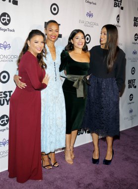 8 Kasım 2018 Four Seasons Hotel Beverly Hills, ABD aktris Eva Longoria, Zoe Saldana, Gina Rodriguez ve Rosario Dawson Eva Longoria Vakfı yemek töreni'nde düzenlenen.