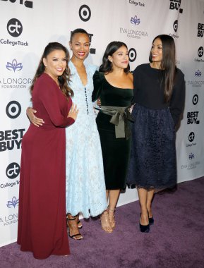8 Kasım 2018 Four Seasons Hotel Beverly Hills, ABD aktris Eva Longoria, Zoe Saldana, Gina Rodriguez ve Rosario Dawson Eva Longoria Vakfı yemek töreni'nde düzenlenen.