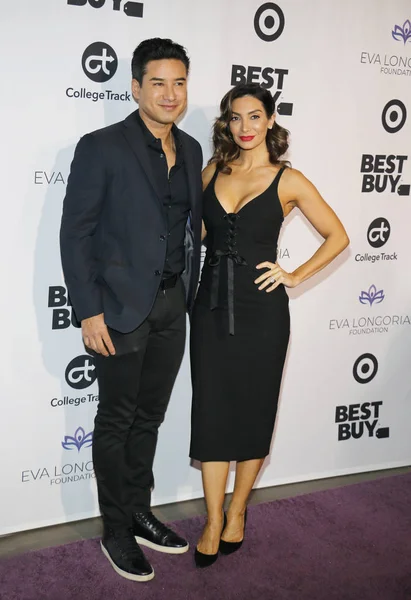 Mario Lopez ve Courtney Laine Mazza Eva Longoria Vakfı yemek töreni'nde Four Seasons Hotel Beverly Hills, ABD 8 Kasım 2018 düzenlenen.