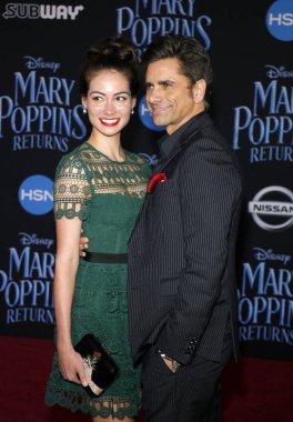 Caitlin Mchugh ve John Stamos Disney's 'Returns Mary Poppins 29 Kasım 2018 Hollywood, ABD Dolby tiyatroda düzenlenen' Dünya galasında.