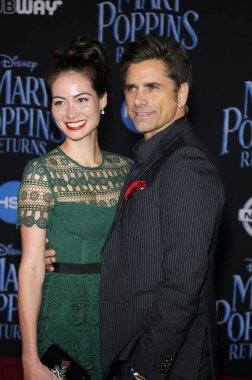 Caitlin Mchugh ve John Stamos Disney's 'Returns Mary Poppins 29 Kasım 2018 Hollywood, ABD Dolby tiyatroda düzenlenen' Dünya galasında.