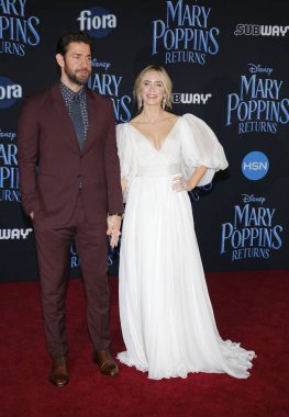 John Krasinski ve Emily Blunt Disney's 'Returns Mary Poppins 29 Kasım 2018 Hollywood, ABD Dolby tiyatroda düzenlenen' Dünya galasında.