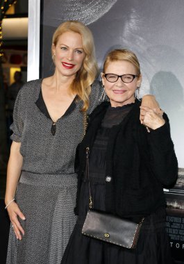 Alison Eastwood ve Dianne Wiest 'katır Regency köyü tiyatro Westwood, ABD 10 Aralık 2018 düzenlenen' Dünya galasında.