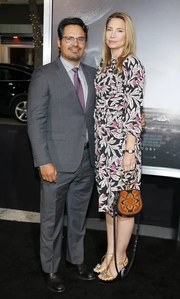 Michael Pena Och Brie Shaffer Världspremiären Mule Hölls Regency Village — Stockfoto