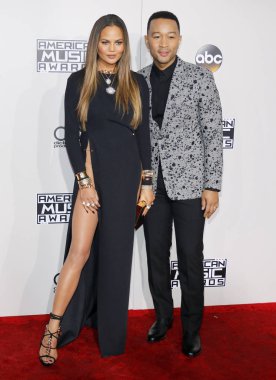 şarkıcı-söz yazarı John Legend ve modeli Chrissy Teigen 2016, Amerikan Müzik Ödülleri Los Angeles, ABD Microsoft Theater 20 Kasım 2016 düzenlenen.