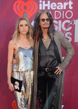 Aimee Preston ve Steven Tyler 2019, iheartradio Müzik Ödülleri Los Angeles, ABD Microsoft Theater 14 Mart 2019 düzenlenen.