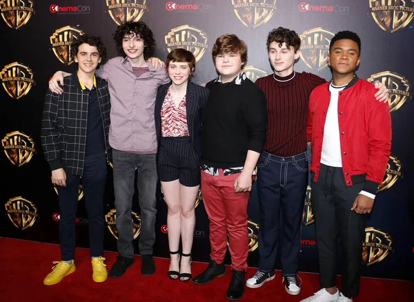 Sophia Lillis Finn Wolfhard Jeremy Ray Taylor Wyatt Oleff Wybrany — Zdjęcie stockowe