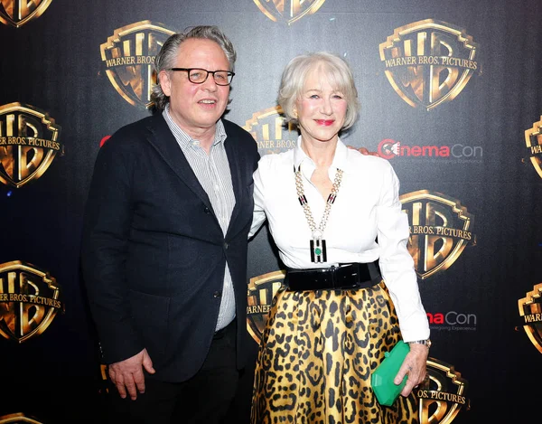ヘレン ミレンとビル コンドンは 2019 日にアメリカのラスベガスにあるシーザーズ パレスで開催された 2019 Cinemacon ワーナー ブラザーズの写真 — ストック写真