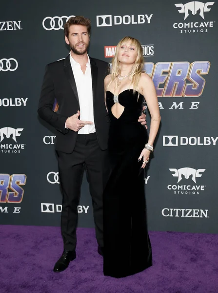 Liam Hemsworth Und Miley Cyrus Bei Der Weltpremiere Von Avengers — Stockfoto