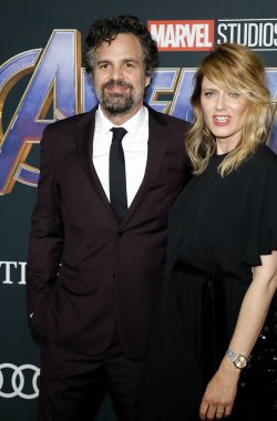 Sunrise Coigney ve Mark Ruffalo 22 Nisan 2019'da Abd'nin Los Angeles kentinde ki La Convention Center'da düzenlenen 'Avengers: Endgame'in Dünya prömiyerinde.