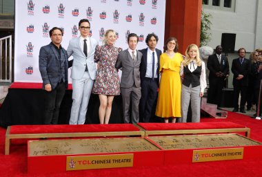 Johnny Galecki, Jim Parsons, Kaley Cuoco, Simon Helberg, Kunal Nayyar, Mayim Bialik ve Melissa Rauch 1 Mayıs 2019'da Hollywood, ABD'deki Tcl Çin Tiyatrosu Imax'ta düzenlenen 'The Big Bang Theory' için düzenlenen el izi töreninde.