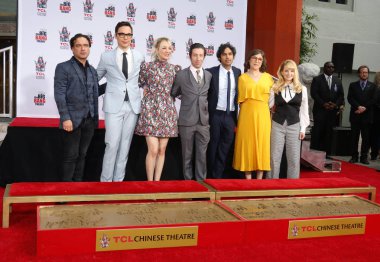 Johnny Galecki, Jim Parsons, Kaley Cuoco, Simon Helberg, Kunal Nayyar, Mayim Bialik ve Melissa Rauch 1 Mayıs 2019'da Hollywood, ABD'deki Tcl Çin Tiyatrosu Imax'ta düzenlenen 'The Big Bang Theory' için düzenlenen el izi töreninde.