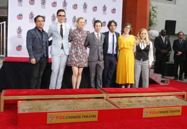 Johnny Galecki, Jim Parsons, Kaley Cuoco, Simon Helberg, Kunal Nayyar, Mayim Bialik ve Melissa Rauch 1 Mayıs 2019'da Hollywood, ABD'deki Tcl Çin Tiyatrosu Imax'ta düzenlenen 'The Big Bang Theory' için düzenlenen el izi töreninde.
