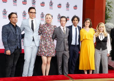 Johnny Galecki, Jim Parsons, Kaley Cuoco, Simon Helberg, Kunal Nayyar, Mayim Bialik ve Melissa Rauch 1 Mayıs 2019'da Hollywood, ABD'deki Tcl Çin Tiyatrosu Imax'ta düzenlenen 'The Big Bang Theory' için düzenlenen el izi töreninde.