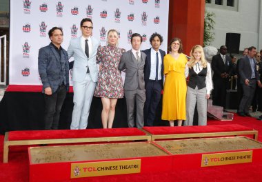 Johnny Galecki, Jim Parsons, Kaley Cuoco, Simon Helberg, Kunal Nayyar, Mayim Bialik ve Melissa Rauch 1 Mayıs 2019'da Hollywood, ABD'deki Tcl Çin Tiyatrosu Imax'ta düzenlenen 'The Big Bang Theory' için düzenlenen el izi töreninde.