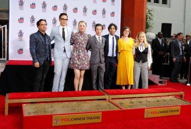 Johnny Galecki, Jim Parsons, Kaley Cuoco, Simon Helberg, Kunal Nayyar, Mayim Bialik ve Melissa Rauch 1 Mayıs 2019'da Hollywood, ABD'deki Tcl Çin Tiyatrosu Imax'ta düzenlenen 'The Big Bang Theory' için düzenlenen el izi töreninde.